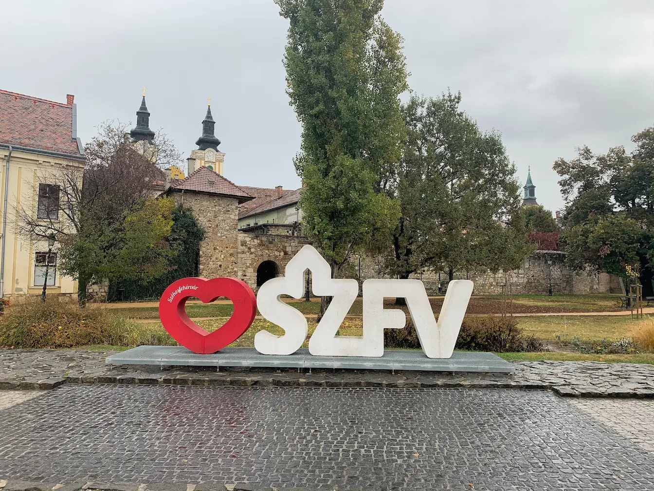 A statue with a heart and the letters SZFV